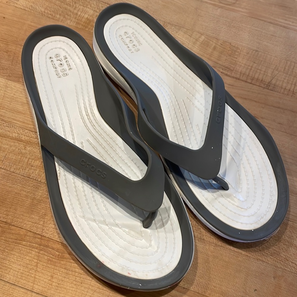 CROCS Flip Flops Women's Size 9 Gray and White